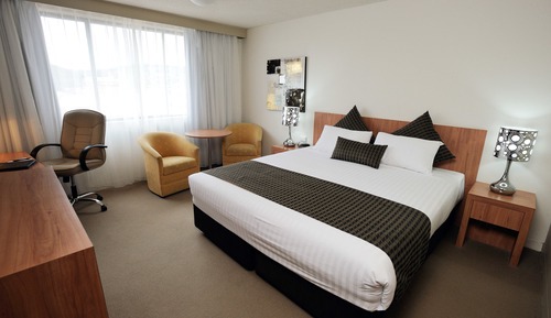 Deluxe Room, 1 King Bed, Non Smoking, Bathtub