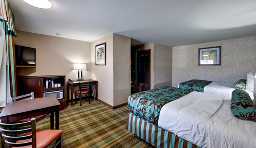 Double Room, 2 Queen Beds (No Pets)