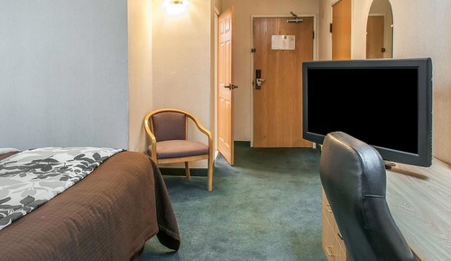 Standard Room, 1 King Bed, Accessible, Non Smoking