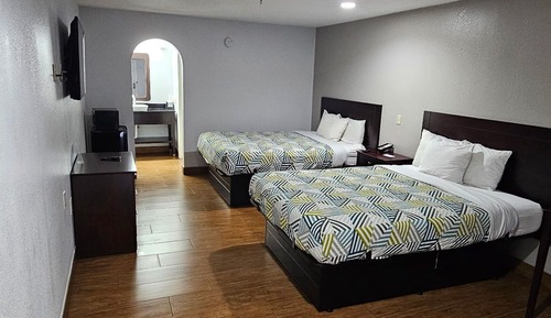 Deluxe Room, Multiple Beds, Smoking, Refrigerator & Microwave