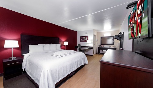 Premium Room, 1 King Bed (Upgraded Bedding & Snack, Smoke Free)