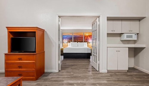 Full Suite, 1 King Bed, Non Smoking (One-Bedroom)