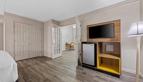 Suite, Multiple Beds, Smoking (Full)