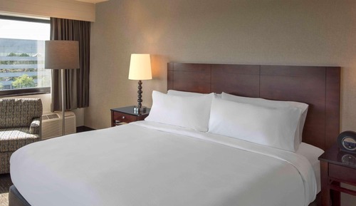 Room, 1 King Bed, Non Smoking, Corner (15% Larger Room)