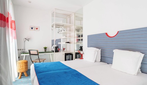 Family Superior room ( 2 rooms) - Complimentary soft minibar,courtesy tray and digital press