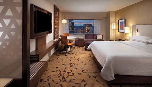 Room, 1 King Bed, Non Smoking (Mobility/Hearing Accessible, Tub)