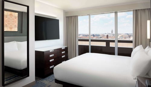 1 King 1 Bedroom Suite - Ambassador