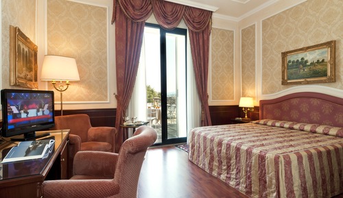 Standard Double or Twin Room (Partial Lake or Pool side)