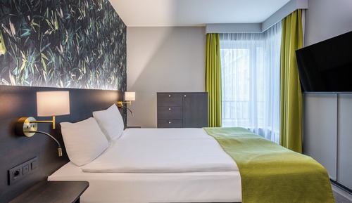 Apartment, 2 Bedrooms (Street-Court View)