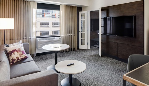 Suite, 1 King Bed, City View, Corner