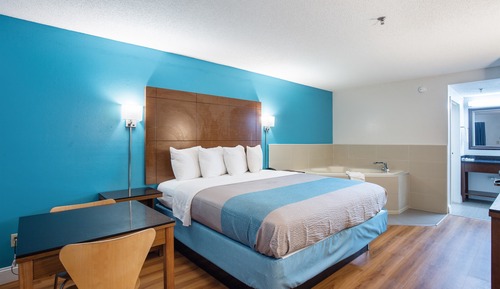 Deluxe Room, 1 King Bed, Smoking, Hot Tub