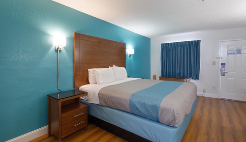 Deluxe Room, 1 King Bed, Smoking, Refrigerator & Microwave