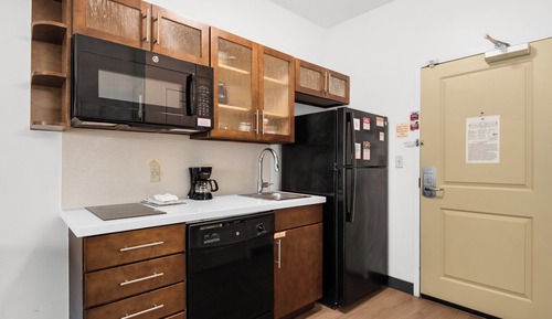 Studio Suite, 1 Queen Bed, Roll-in Shower (Mobility Accessible)