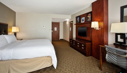 Suite, 1 King Bed, Roll-in Shower (Communications)