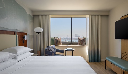 Club Room, 1 King Bed, Harbor View (Mobility Accessible, Roll-in Shower)
