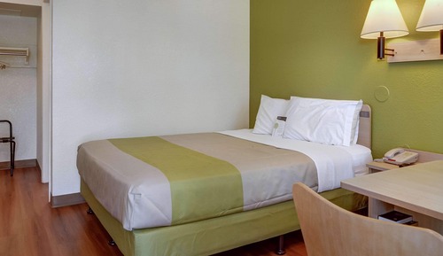 Premium Room, 1 Queen Bed, Non Smoking, Refrigerator