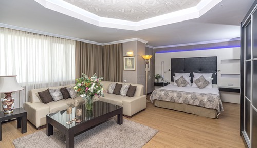 Corner Suite