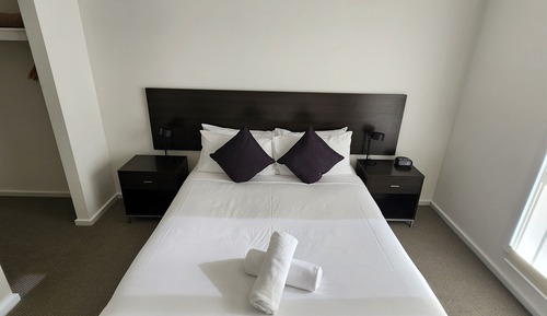 Deluxe One-Bedroom Apartment