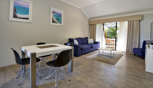 Deluxe 2 Bedroom Apartment (Unit 9)