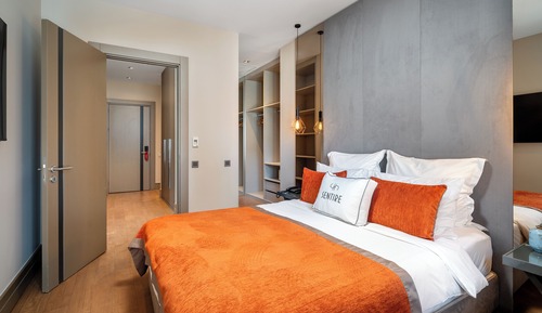 Suite, Corner