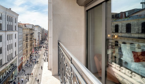 Studio, Balcony