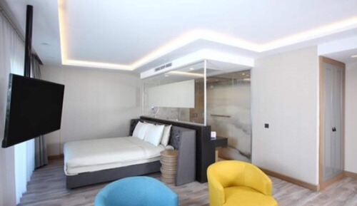 Deluxe Suite, City View