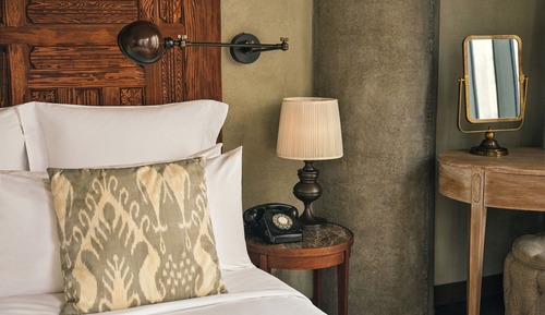 Room (Medium Plus)
