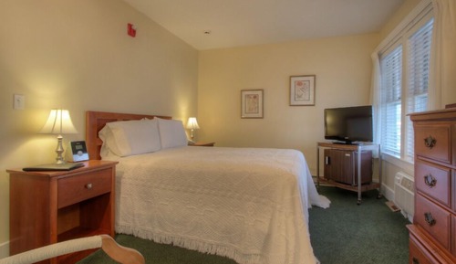 Standard Room, 1 Queen Bed, Non Smoking (104- 1 Queen Non-OV 1st Floor)