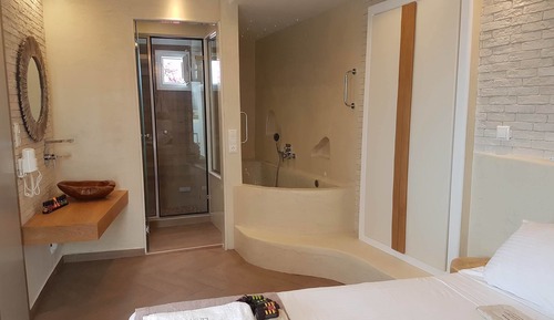 Exclusive Suite, Jetted Tub