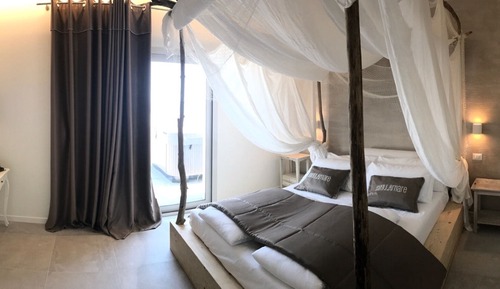Royal Studio Suite, Jetted Tub