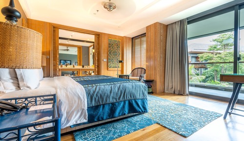 Suite, 1 King Bed, Garden View