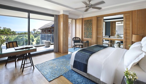 Suite, 1 King Bed, Partial Ocean View