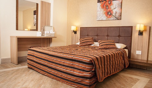 Signature Suite, 1 King Bed, Kitchenette