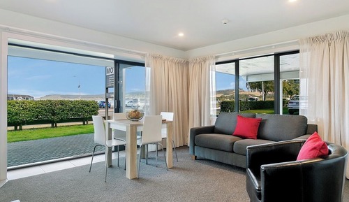 2 Bedroom downstairs, Lake view Suite (Acacia Wing)