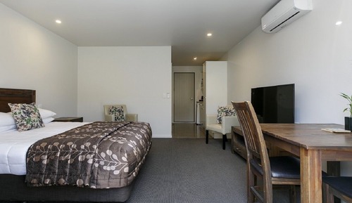 Deluxe Downstairs Spa Studio (Lake Wing)
