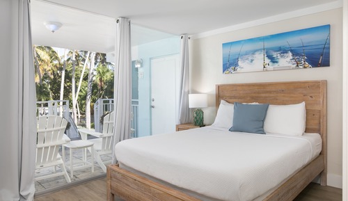 Room, 1 Queen Bed, Pool View (Upstairs Efficiency Shared Balcony)