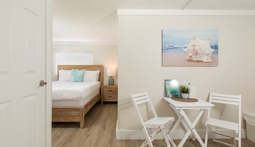 Standard Room, 1 Queen Bed (Upstairs Above Lobby) 
