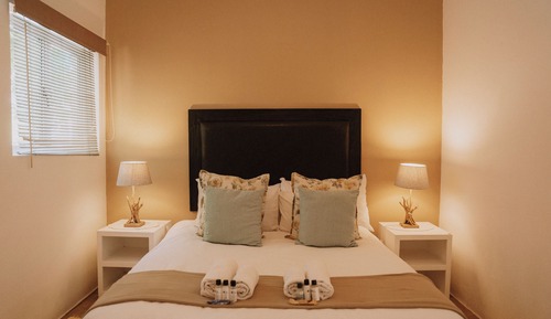 Comfort Room, 1 Bedroom ( Queen Bedroom - African Sunset )