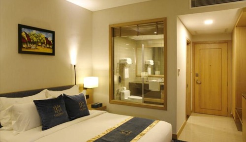 Deluxe Double with Window