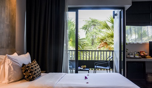 Presidential Suite with Balcony + Free Pickup + 1 Time Set Lunch + 50% Spa