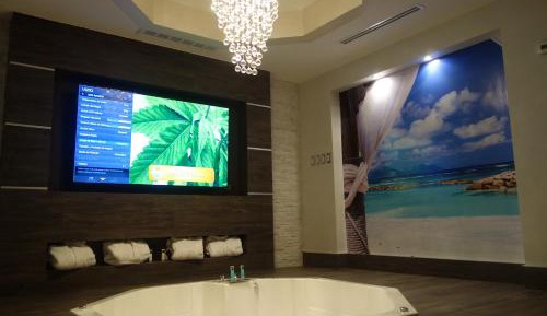 Queen Suite with Spa Bath