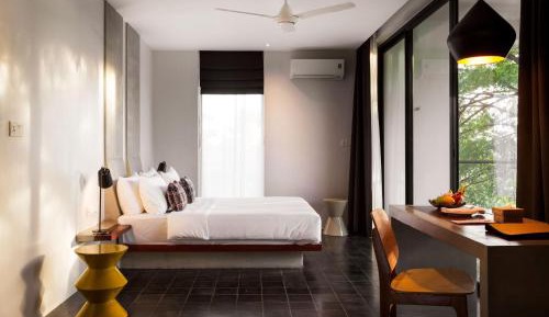Presidential Suite with Balcony + Free Pickup + 1 time Set Lunch + 50% Spa
