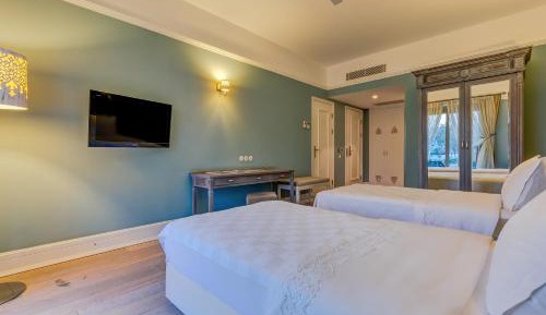 Deluxe Twin Room with Balcony