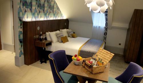 King Studio with Sofa Bed
