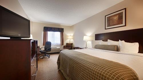 Deluxe King Studio Suite with Pool View - Non-Smoking