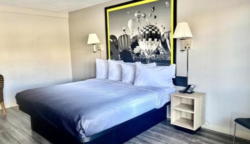 King Room with Roll-in Shower - Mobility Access/Non-Smoking