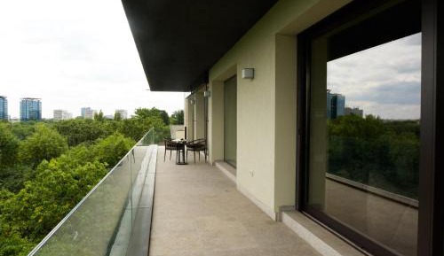 Two-Bedroom Apartment with Lake View