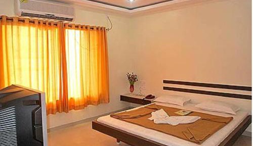 Deluxe Double Room (2 Adults + 1 Child)