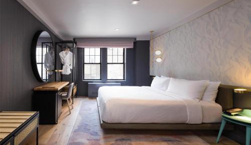 Deluxe King Room with Roll In Shower - Accessible