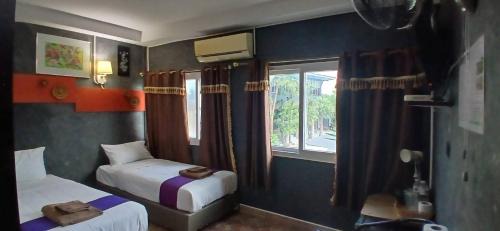 Standard Twin Room with Mountain View